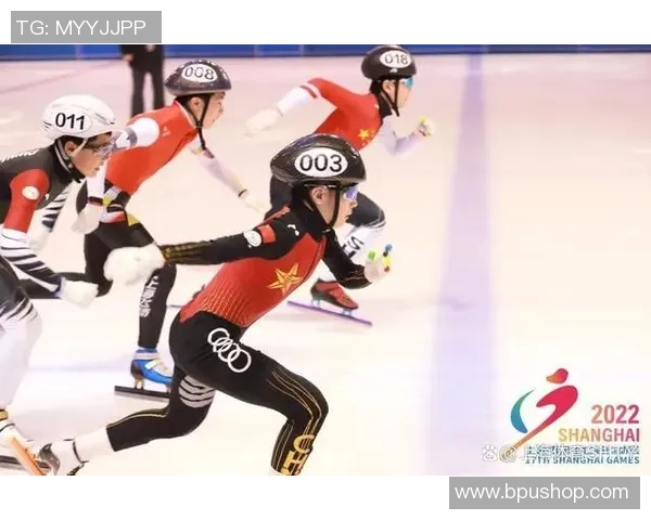 足球明星闪耀瞬间海报设计展现运动激情与青春活力